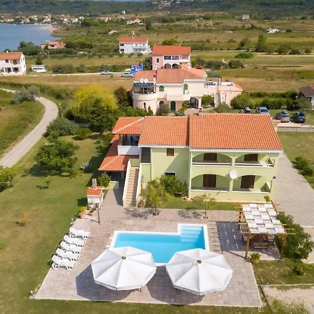 In Ljubac Mit Gemeinschaftlichem Pool Апартаменты *